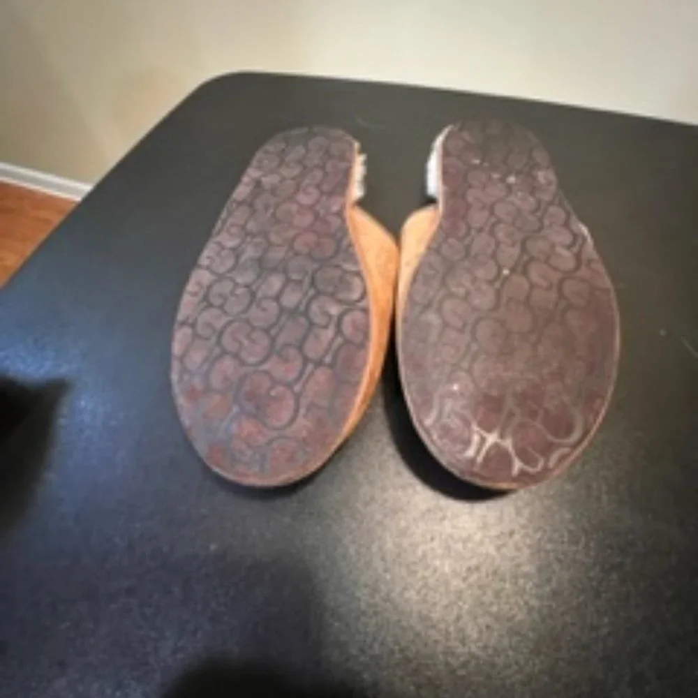 Ugg size 10 Mens closed toe scuff slippers in Chestnut suede